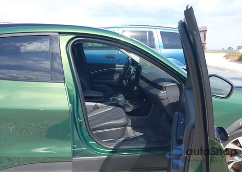 2024 Ford Mustang Mach-E Select z USA, uszkodzony, nr VIN 3FMTK1R47RMA03051